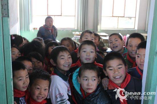 “红顶奖”传递正能量 会务组赴茨营子小学献爱心纪实